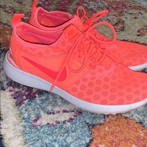Coral Nike tennis shoes